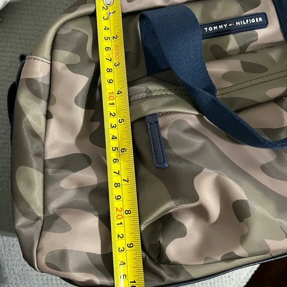(SOLD) NWT Tommy Hilfiger weekender bag unisex camo green - Picture 7 of 7